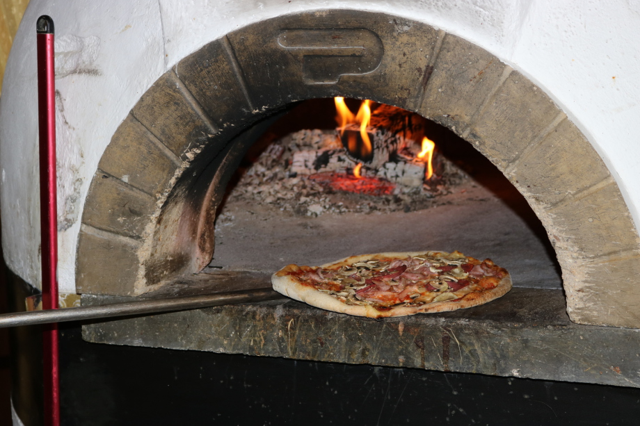 Holzofen Pizzas Neutraubling